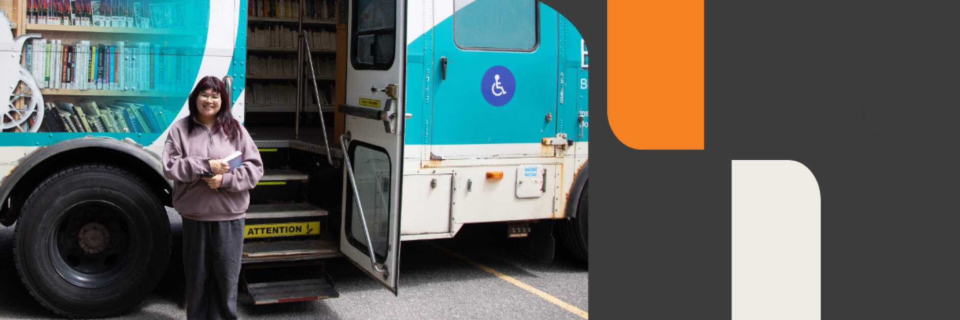 A woman standing in front of the Bookmobile | Une femme devant le Bibliobus